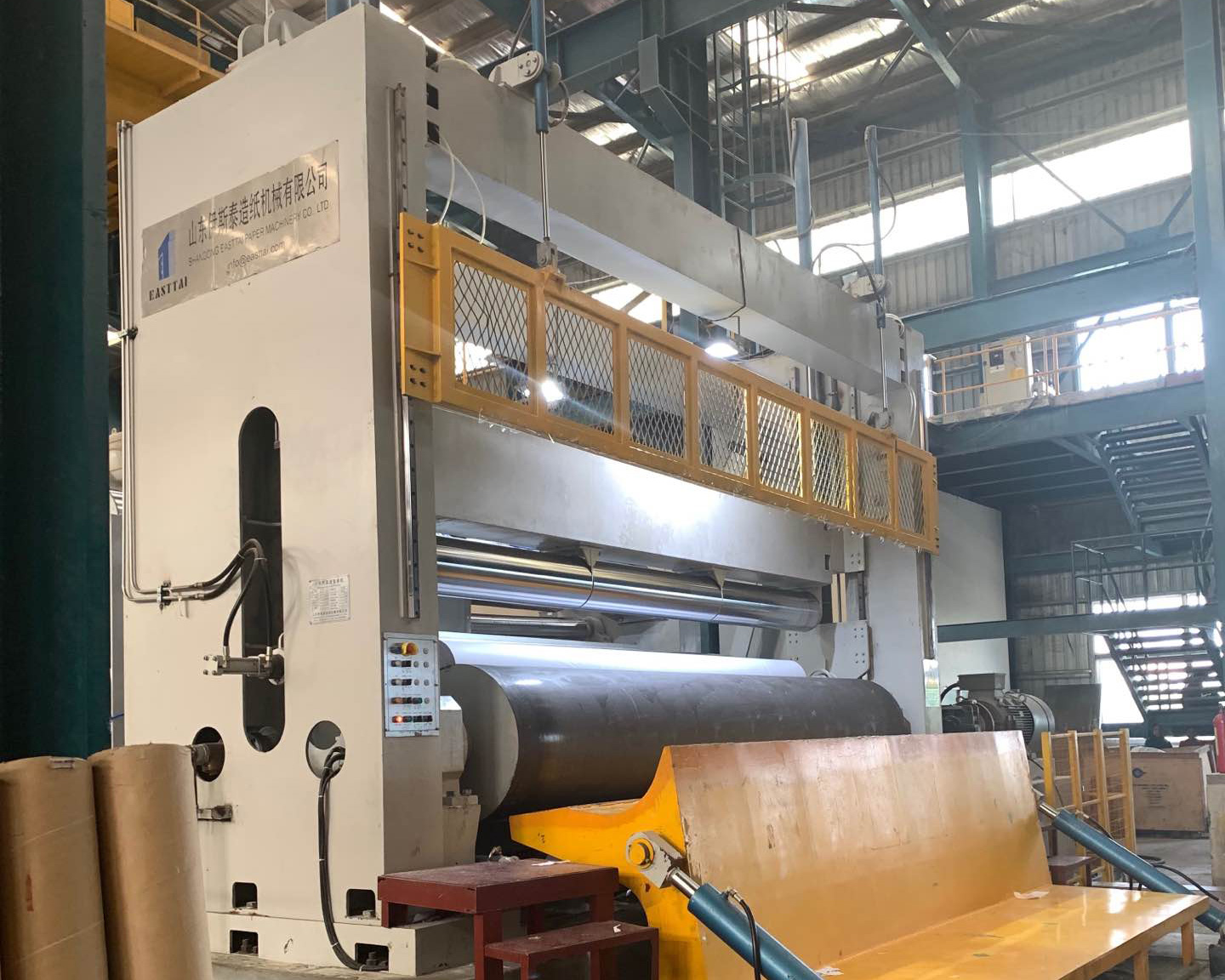 Bottom feeding rewinder